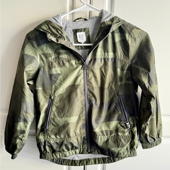 Authentic boys GAP camo hooded windbreaker with zip pockets, size small (6-7). - Picture 3 of 4